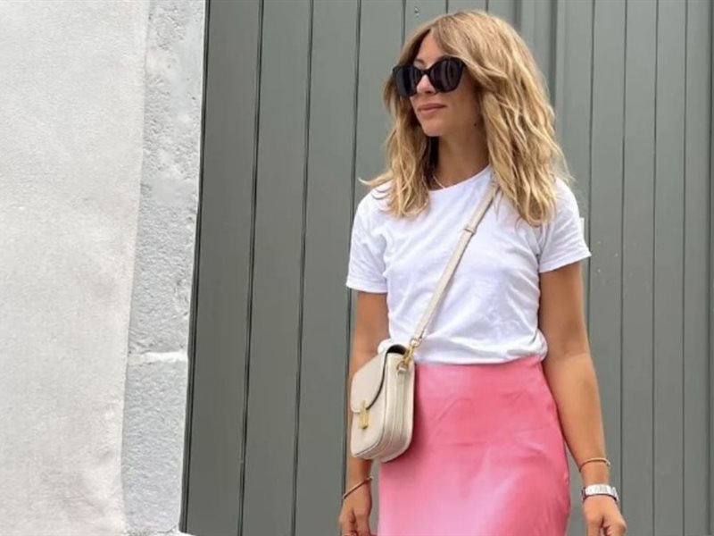 من السهرات إلى إطلالات النهار: التنورة الساتان تعود بقوّة مع التيشيرت