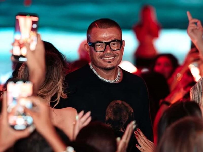 خاص .. عمرو دياب يشارك شيف اماراتي في مشروع جديد في الساحل