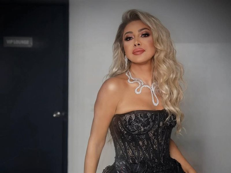 نوال الزغبي بإطلالة سوداء جريئة من توقيع ابنتها