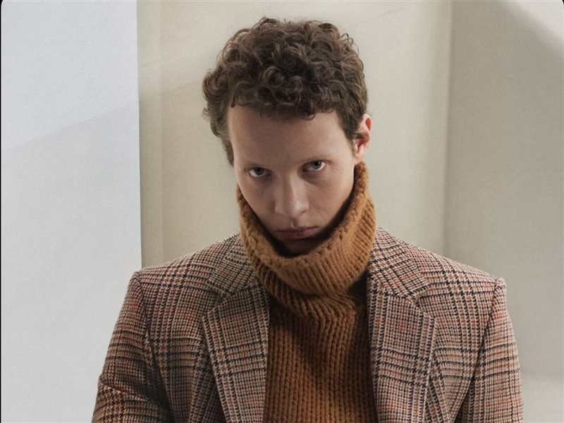 فيليكس كاميرر يطل في حملة LOEWE لخريف وشتاء 2025: مزيج بين اللون والحِرفية