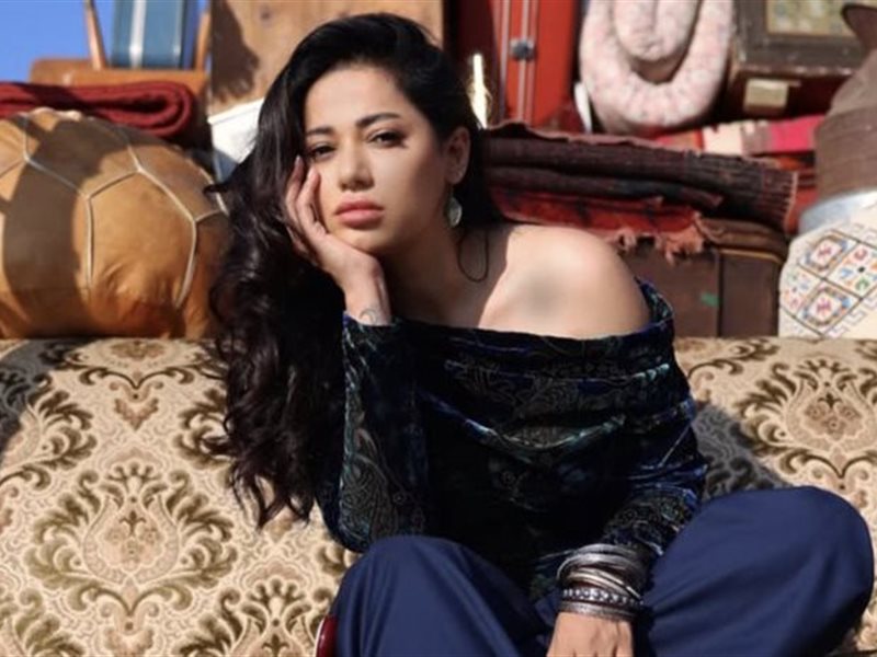 رحمة رياض تفاجئ جمهورها بصور وكواليس 