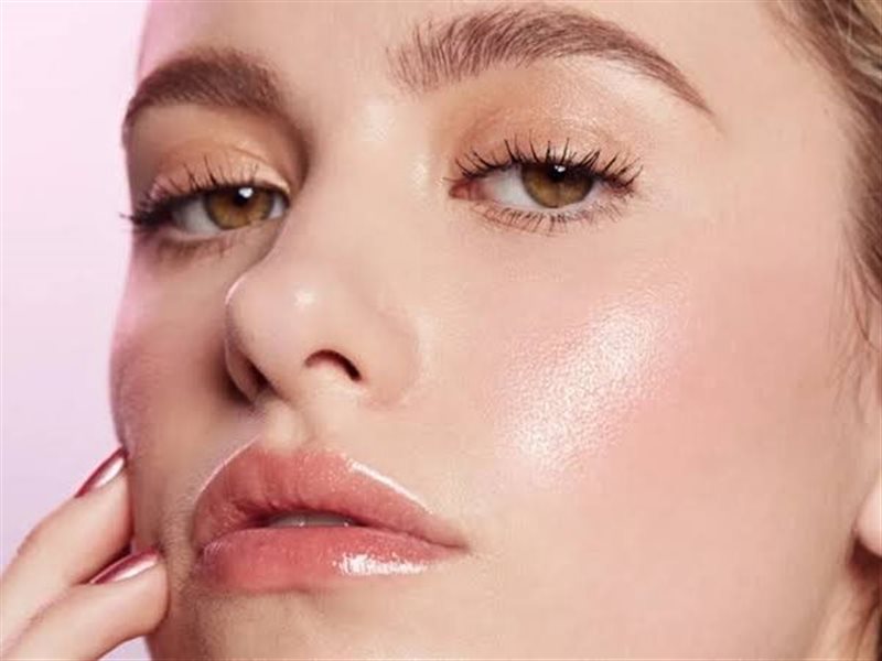 صيحات الجمال تتغير… نهاية عصر المكياج الـ Matte وبداية عودة البريق الطبيعي