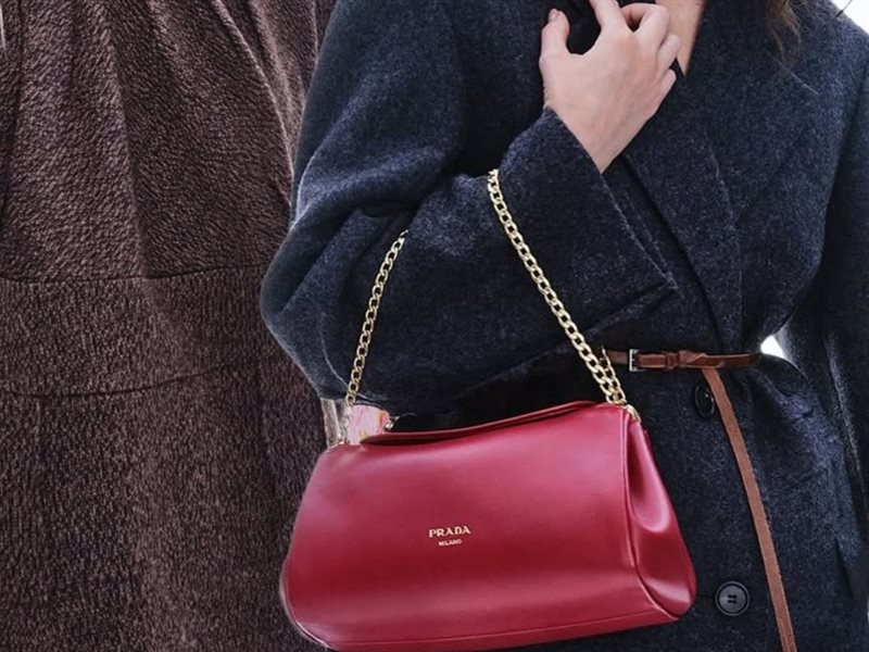 تألقي بأناقة مع مجموعة حقائب Prada لخريف وشتاء 2025