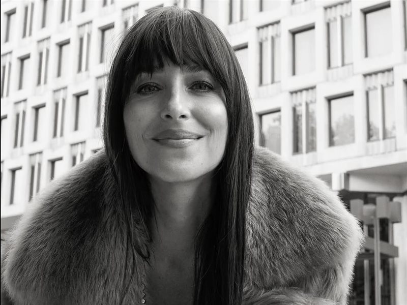 داكوتا جونسون تتألق بإطلالة جوتشي في عدد فينيسيا 2025 من Hollywood Authentic 