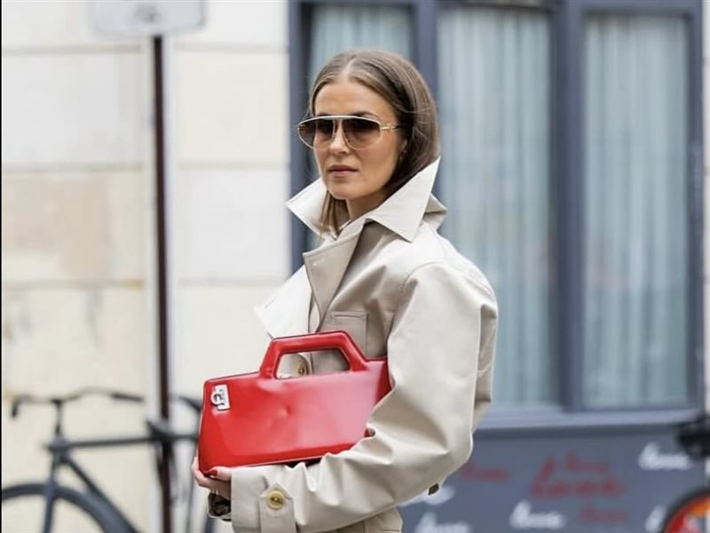  	الأحمر… لمسة صغيرة تُحوّل إطلالتكِ إلى لوحة من الأناقة