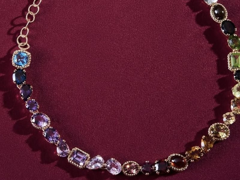 من الياقوت إلى التورمالين… دولتشي آند غابانا تقدم تحفة فنية من الضوء واللون 