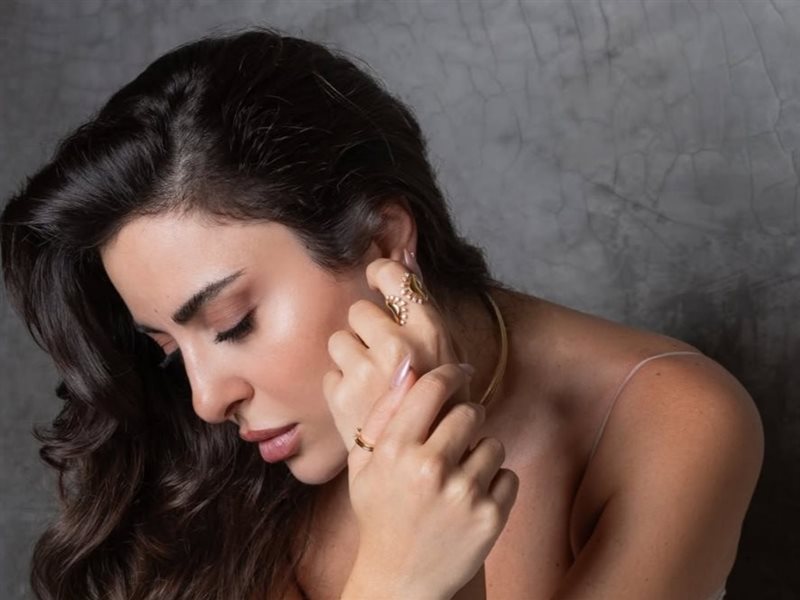 سارة أبي كنعان تخطف الأضواء بإطلالة أنثوية راقية