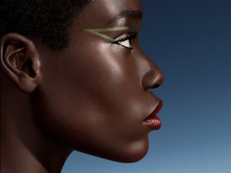 عارضة الأزياء Awar تتألق بألوان Rouge Louis وMonogram Rouge في حملة مميزة ببصمة Pat McGrath 