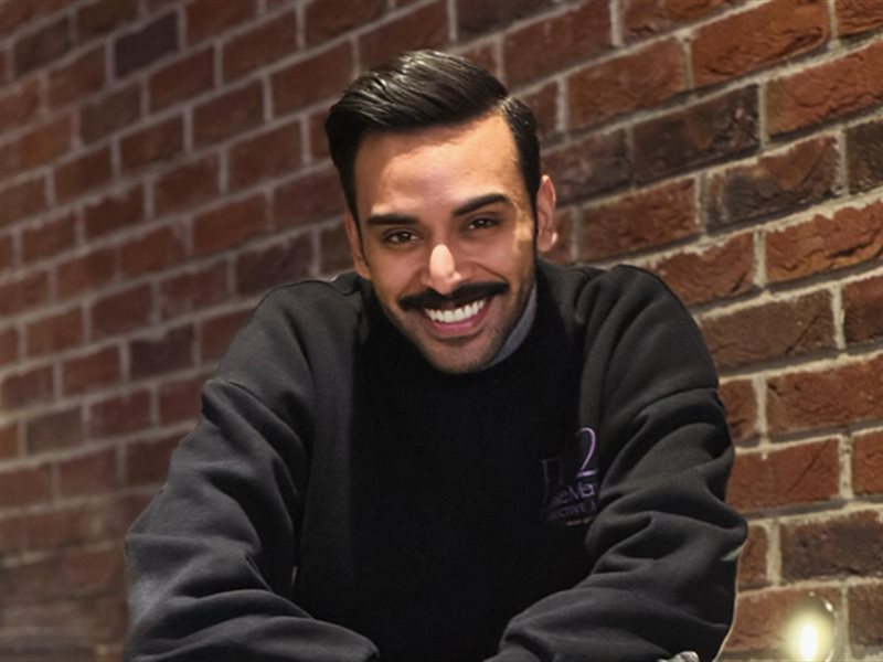 الفنان الكويتي يوسف المطر يخوض تجربة الإخراج بمسرحية 