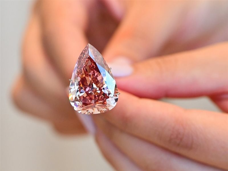  كنوز نادرة وفخامة بلا حدود: أبوظبي تتحول إلى عاصمة المزادات العالمية بالتعاون مع Sotheby’s