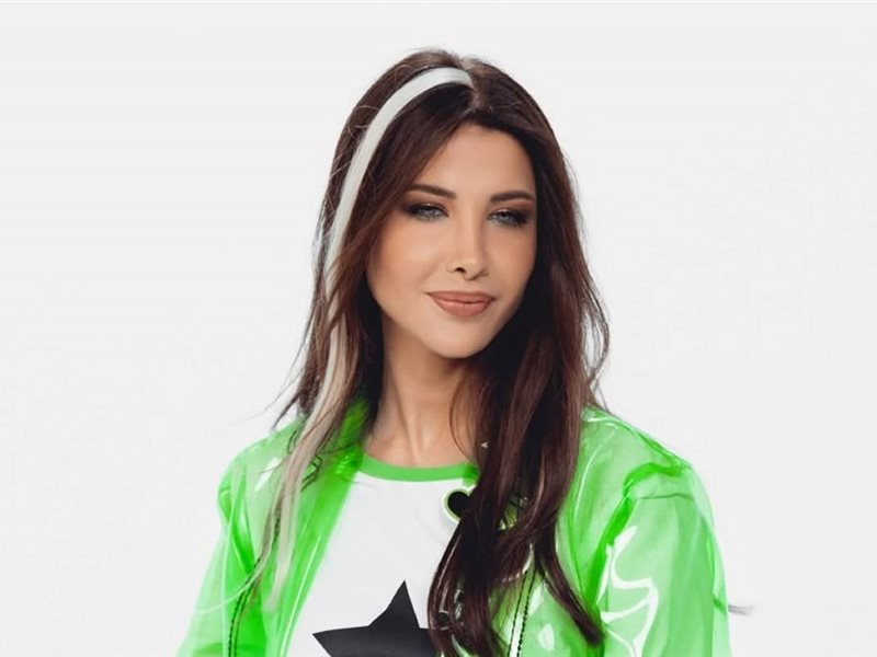 نانسي عجرم تجذب الأنظار بإطلالة شبابية جريئة باللون الأخضر الفلوري 