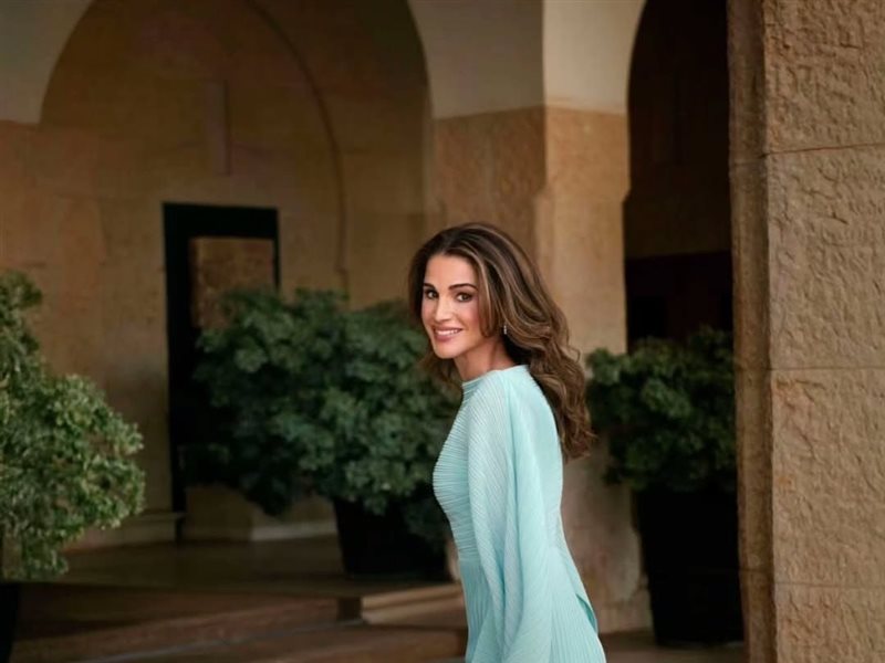  تزامنا مع عيد ميلادها.. تعرفي على أبرز إطلالات الملكة رانيا من كبرى دور الأزياء العالمية 
