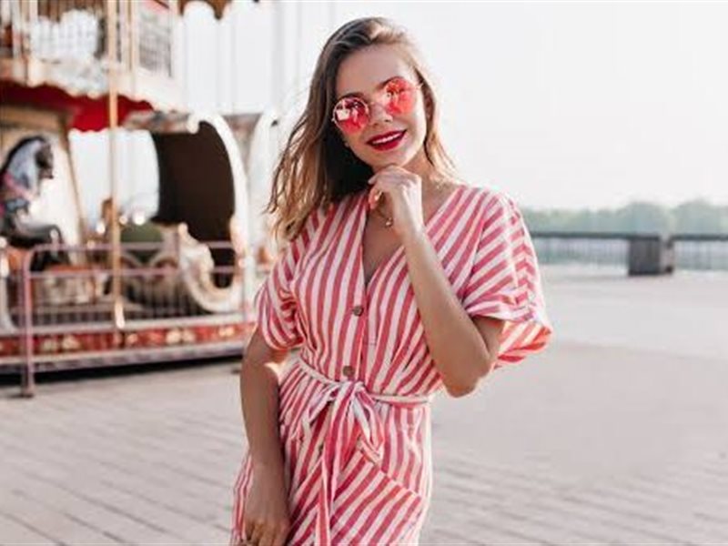 الفساتين المخططة بين الكاجوال والأناقة الرسمية.. قطعة واحدة بإطلالات متعددة