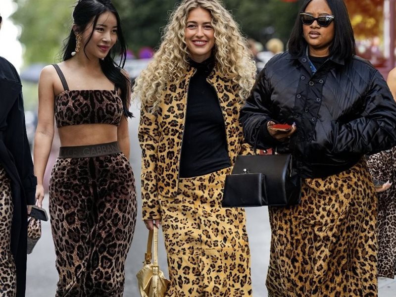  الليوبارد يلتقي بالكاجوال.. تنانير جريئة مع تيشيرتات عصرية 