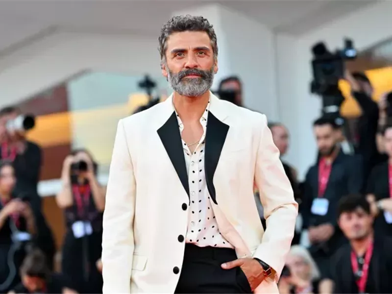 أوسكار إسحق وميا جوث يتألقان على السجادة الحمراء لفيلم 