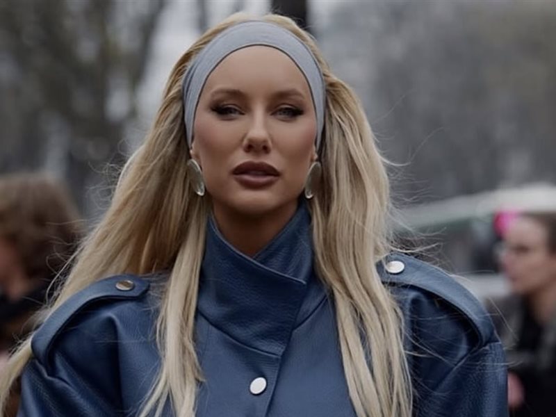  موضة تعود بقوة: الباندانة العريضة تسيطر على صيحات الشعر