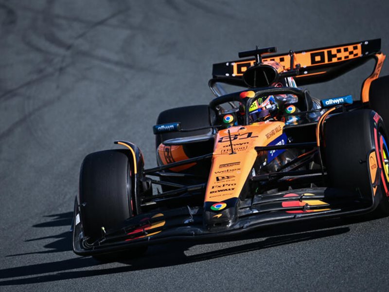 ماكلارين تهيمن على التجارب التأهيلية وفيرستابن يتراجع في زاندفورت