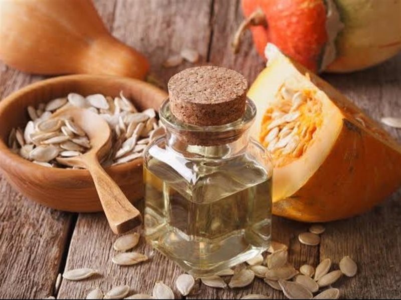 زيت اليقطين: الحل الطبيعي لمشاكل الشعر من الجذور حتى الأطراف