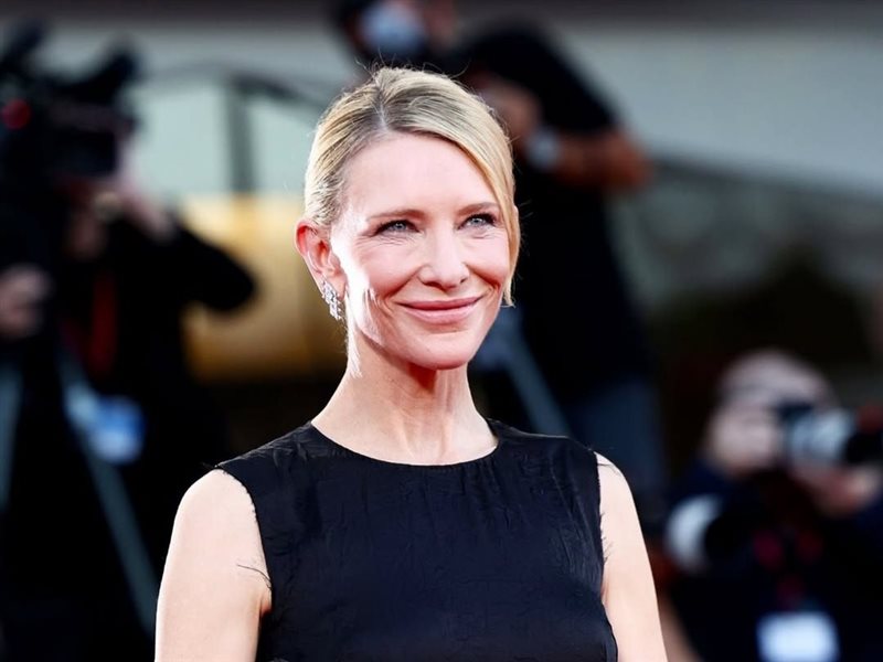 كيت بلانشيت تخطف الأضواء في فينيسيا بإطلالة جريئة من Maison Margiela