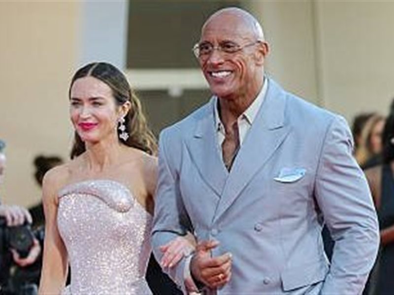 دواين جونسون وإيميلي بلانت يتألقان على السجادة الحمراء في فينيسيا من خلال The Smashing Machine