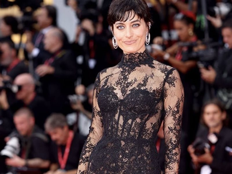  	فساتين الدانتيل تخطف الأضواء في مهرجان فينيسيا الدولي