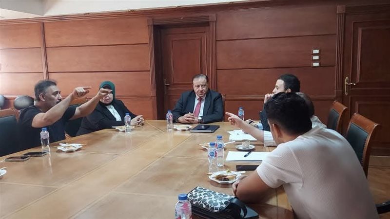عمرو مصطفى في اجتماع