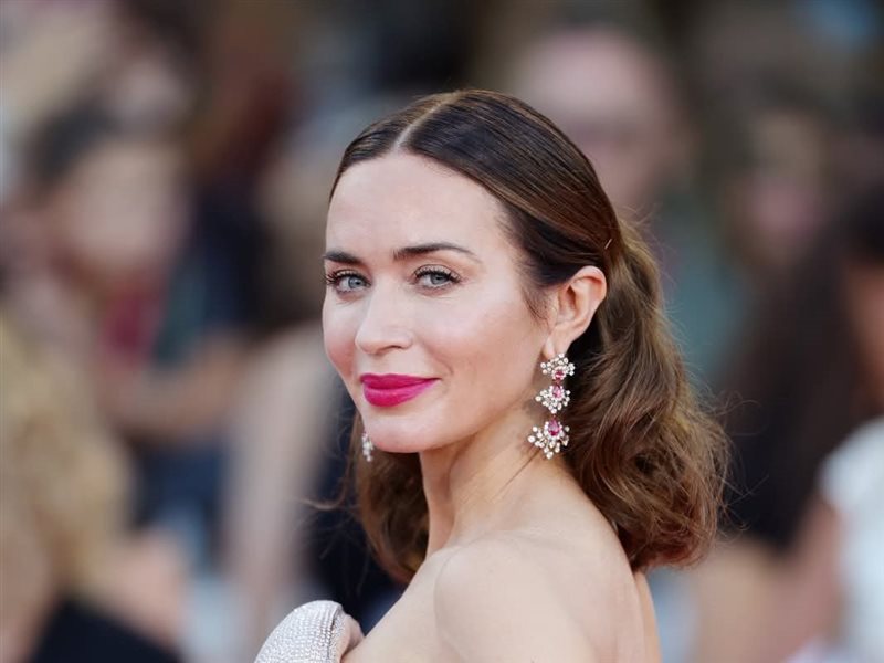 إميلي بلانت تخطف الأضواء في فينيسيا: بين هدوء السماء ولمعان الكريستال