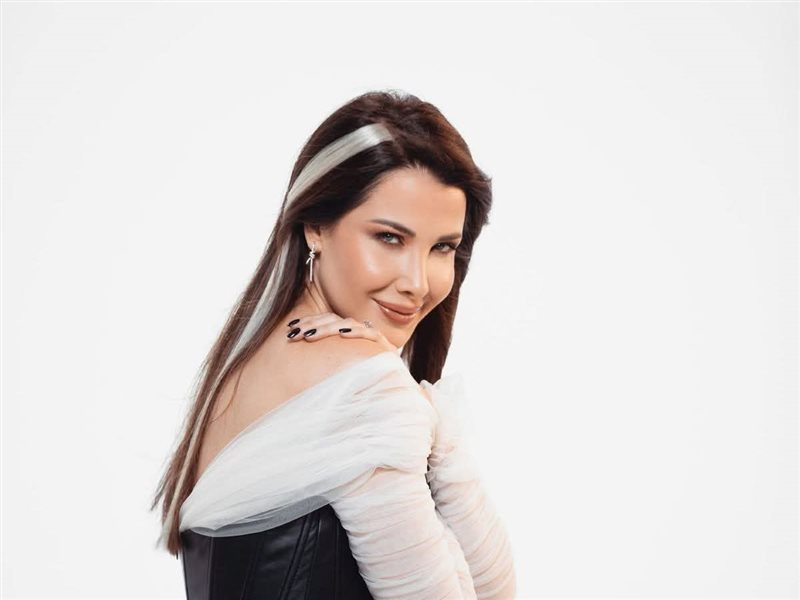 نانسي عجرم تتألق بإطلالة ساحرة في أحدث كليباتها بتوقيع جان لويس صبجي