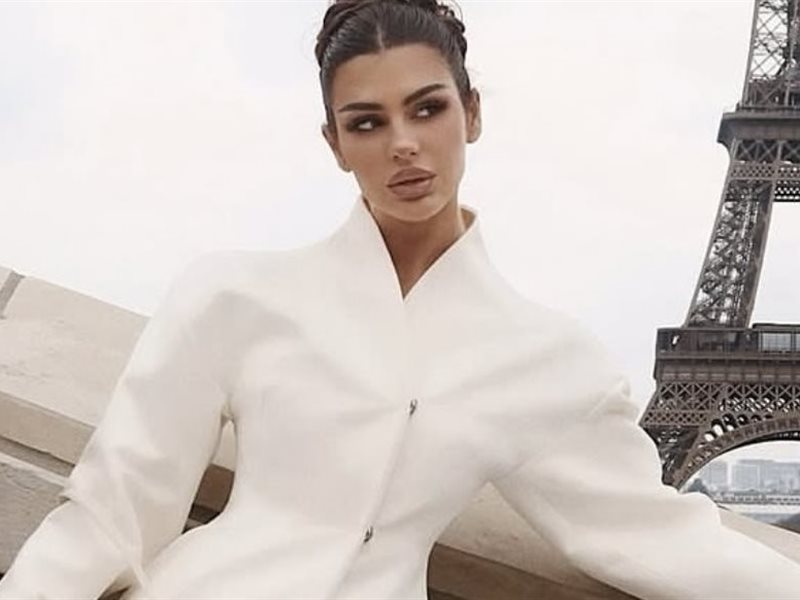  Hourglass Blazer… البليزر الذي يُعيد رسم القوام ويمنحكِ إطلالة مفعمة بالأنوثة