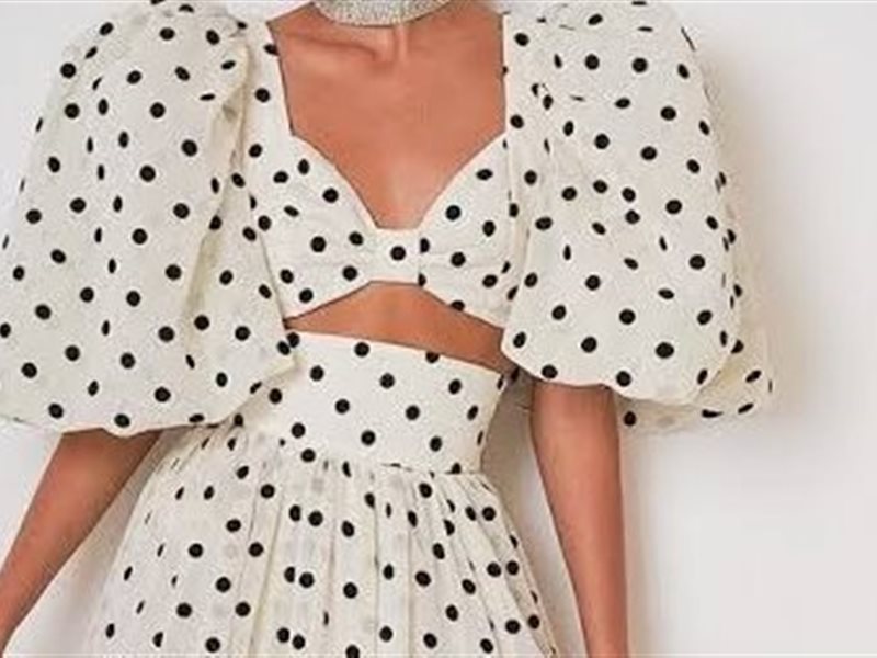 كيف تحوّلين تنورة البولكا دوت إلى قطعة أساسية في خزانة ملابسكِ هذا الخريف؟