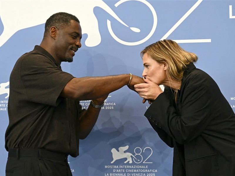 ريبيكا فيرجسون تقبل يد إدريس ألبا أمام مصوري فينيسيا