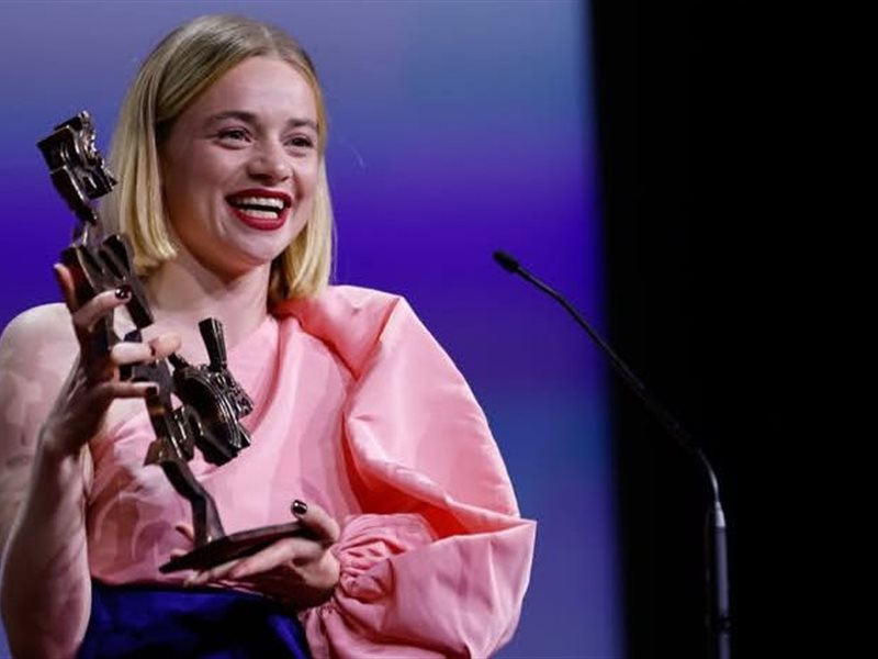 لونا ويدلر تفوز بجائزة أفضل ممثلة شابة بمهرجان فينيسيا عن دورها في “Silent Friend”