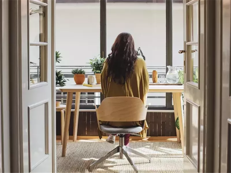 هل تعاني من تقوس الكتفين؟.. إليك الأسباب والطرق الفعالة لتحسين وضعية جسمك