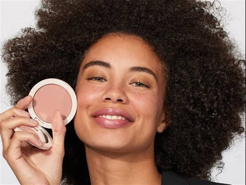 أفضل مستحضرات برونزر وبلاش تمنحكِ إشراقة شمسية طبيعية