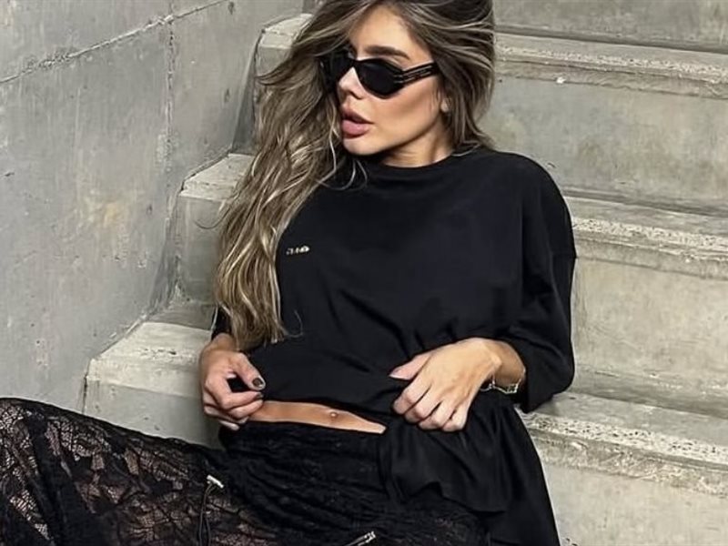 الشفافية تسيطر على الموضة.. التنورة السوداء تفرض حضورها في 2025