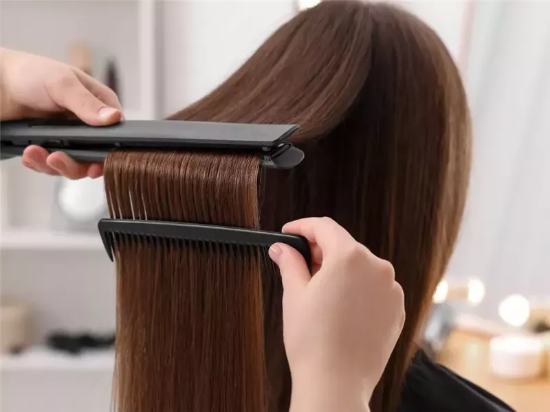 تحذير طبي: فرد الشعر قد يُعرّضك لتلوث يفوق استنشاق عوادم السيارات