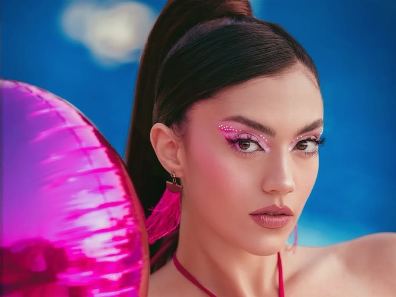 اللبنانية ستيفاني عطالله تحتفل بانتهاء الصيفة بجلسة تصوير بألوان جريئة| صور