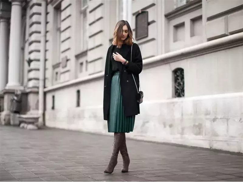  التنورة الميدي: أيقونة الأناقة التي تناسب كل الإطلالات