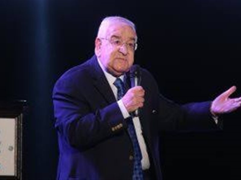 مهرجان القاهرة السينمائي يمنح المخرج محمد عبد العزيز جائزة الهرم الذهبي لإنجاز العمر