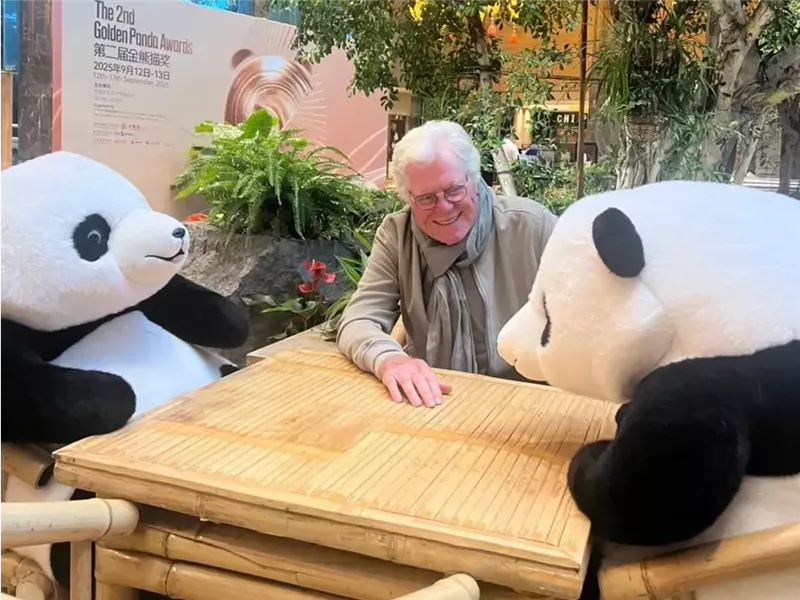 حسين فهمي ووزير الثقافة يُشاركان في جوائز الباندا الذهبية.. ومصر ضيف شرف المهرجان