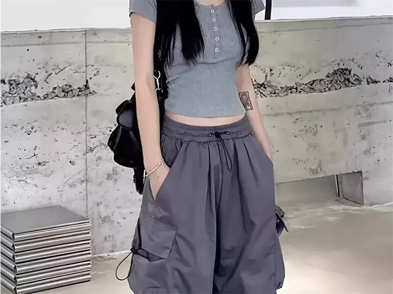 بنطلون الكارجو يتصدر صيحات الموضة: مزيج الأناقة والراحة