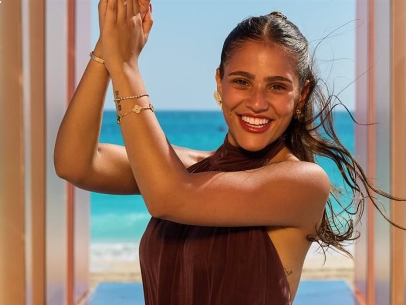 جانا دياب تحتفل بإطلاق ألبومها وتصدرها غلاف مجلة شهيرة في حفل بدبي