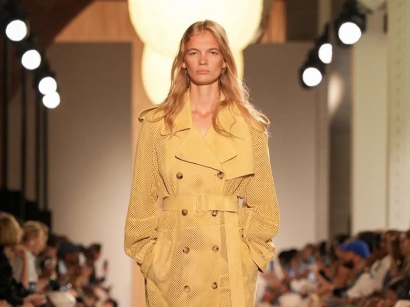  رمال ناعمة وشمس دافئة.. مايكل كورس يعيد رسم خطوط الربيع بنيويورك