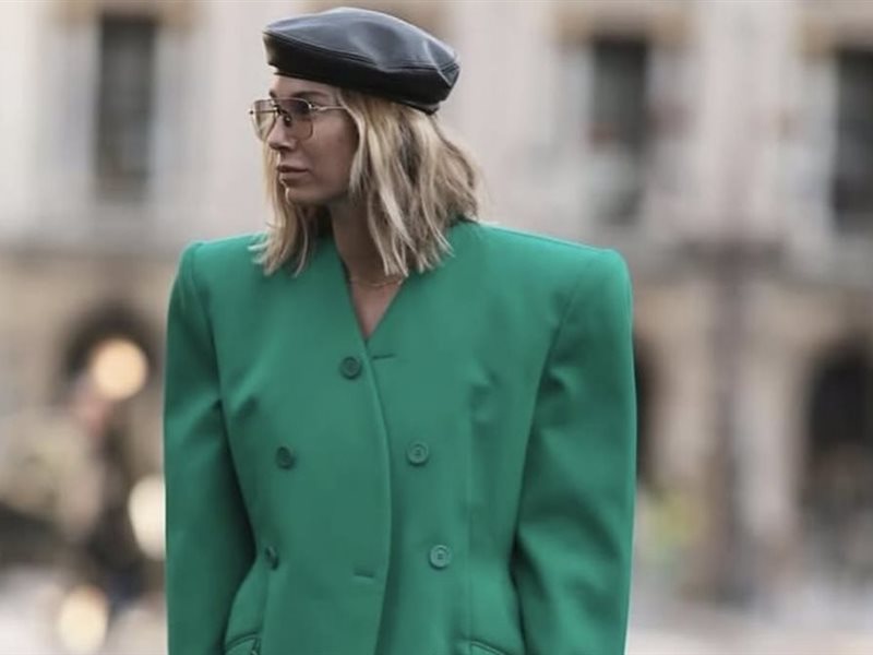 من منصات العرض إلى الشارع: البليزرات الأوفر سايز تسيطر على صيحات الموضة