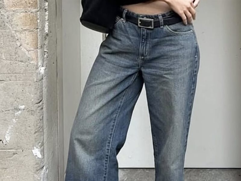  straight jeans يعود ليتصدر صيحات 2025: الراحة والأناقة في قطعة واحدة