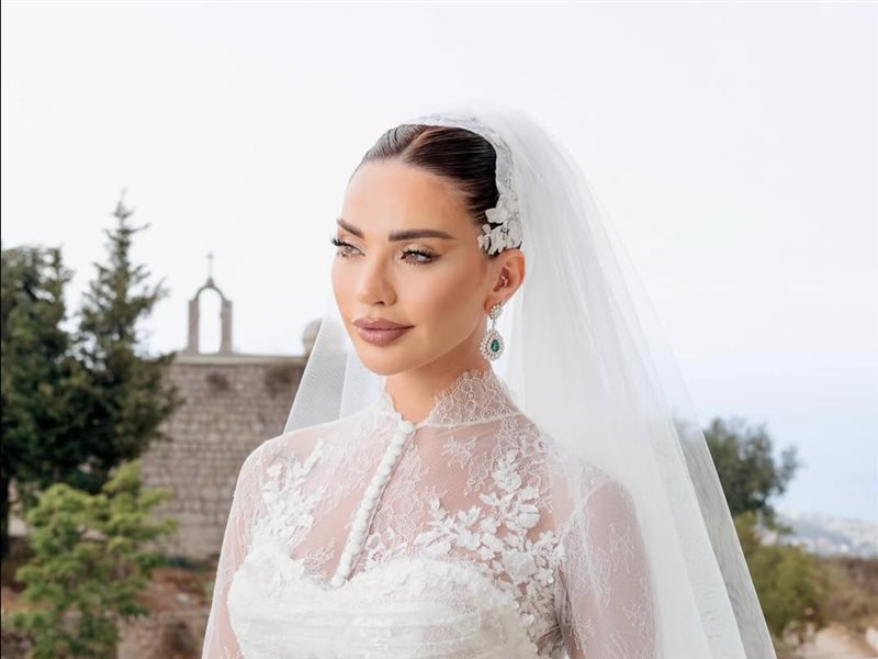 داليدا خليل تمسك بالورود رفقة شقيقتيها ساندي و كريستال| فيديو