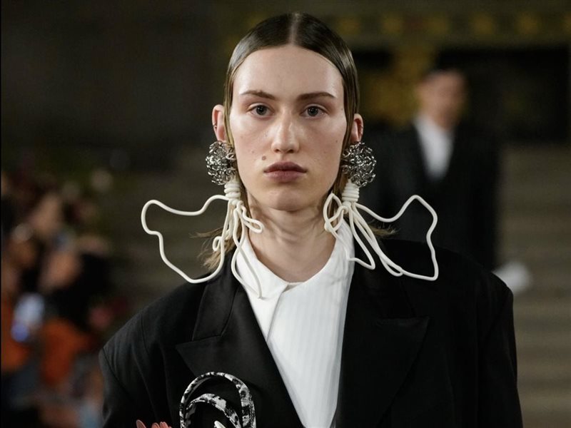  التفاصيل التي تكمّل الإطلالة… هكذا خطفت الإكسسوارات الأضواء من منصات نيويورك