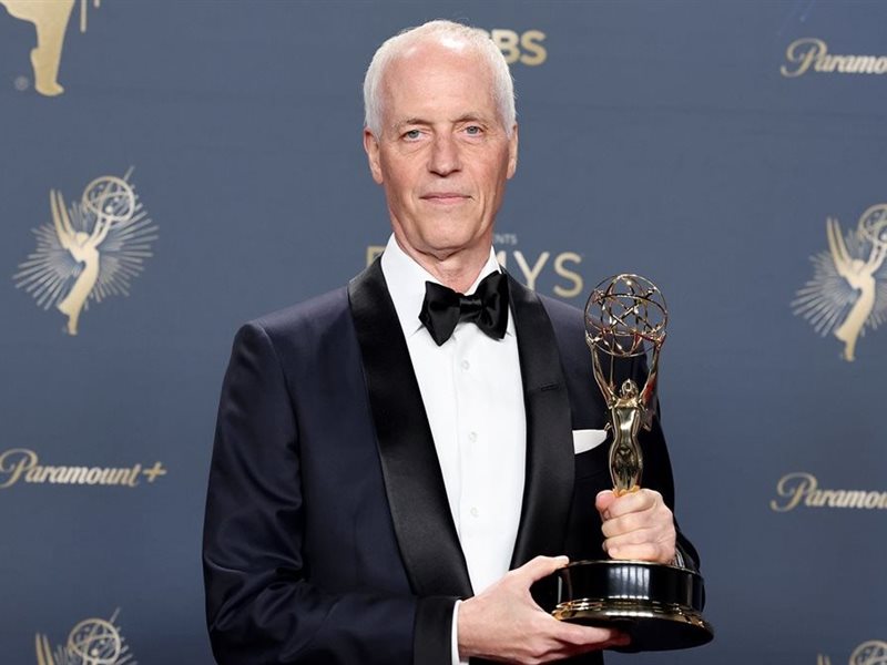 من دان غيلروي إلى بريت لور.. نجوم يحصدون أول جائزة إيمي في تاريخهم