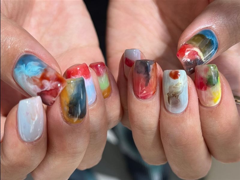  	الأظافر اليابانية تتصدر صيحات التجميل في خريف 2025