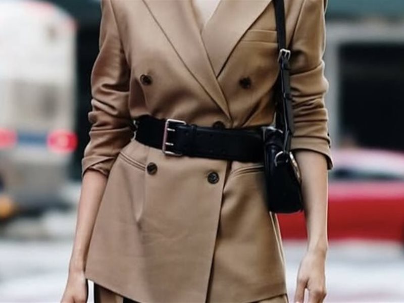  موضة البليزر المزود بحزام… لمسة بسيطة لإطلالة متجددة